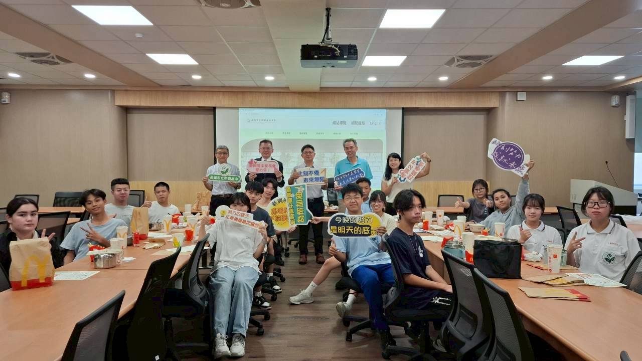 114校長、家長會長與晚自修學生合照